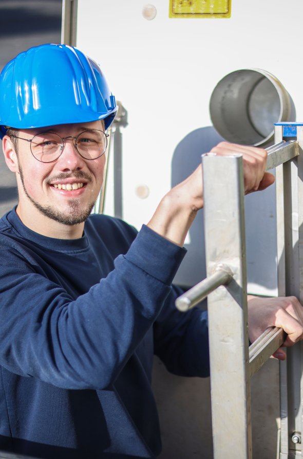 Ein Auszubildender Umwelttechnologe für Wasserversorgung bei der Arbeit
