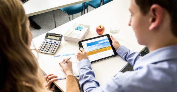 Auf dem Bild werden zwei Auszubildende beim Arbeiten mit dem Ipad gezeigt Zwei Auszubildende der Kreisverwaltung beim Lernen