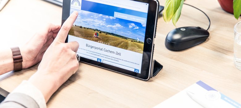 Auf dem Bildschirm des Ipads wird das Bürgerportal Cochem-Zell dargestellt.