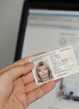 elektronische Identität. Es wird ein Handy und ein Perosnalausweis dargestellt. elektronische Identität. Es wird ein Handy und ein Perosnalausweis dargestellt.