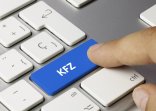 Tastatur mit dem Wort KFZ. Ein Finger tippt auf diese Taste. Tastatur mit dem Wort KFZ. Ein Finger tippt auf diese Taste.