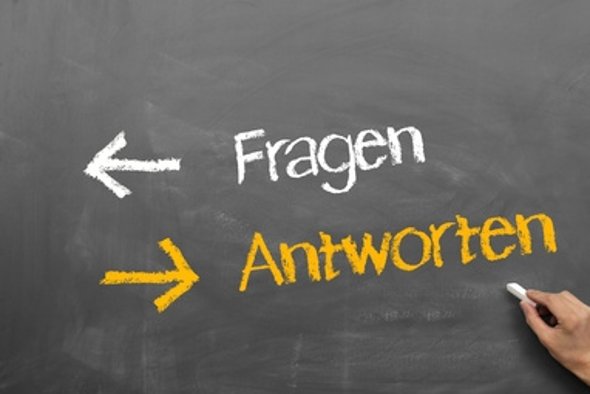 "Fragen und Antworten" mit Pfeilen auf einer Tafel