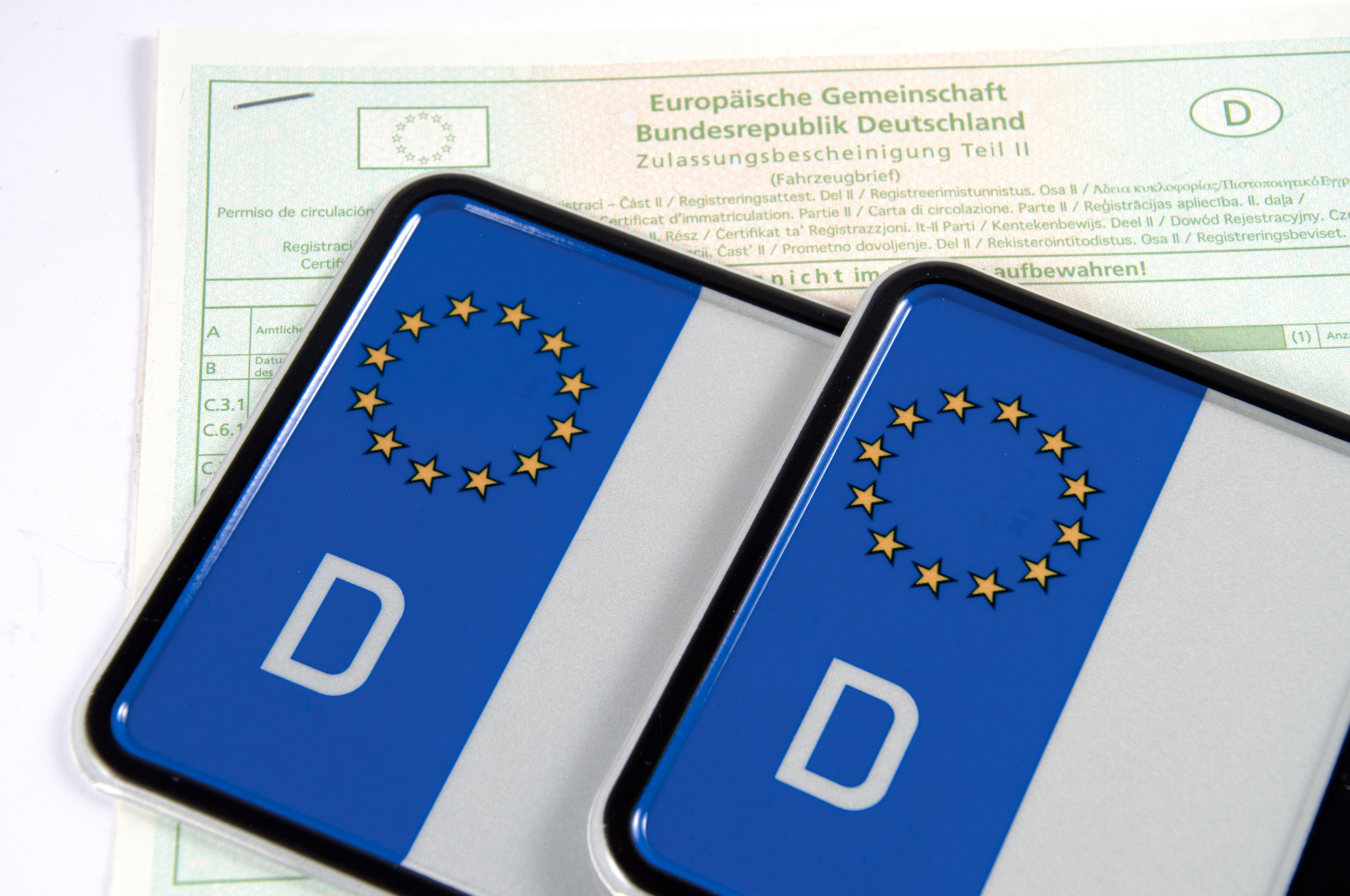 Zwei deutsche Nummernschilder als Symbolbild für Kfz-Angelegenheiten