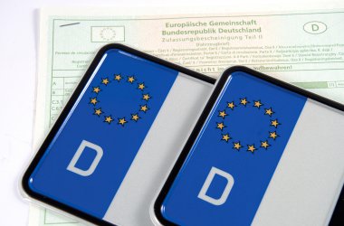 Zwei deutsche Nummernschilder als Symbolbild für Kfz-Angelegenheiten