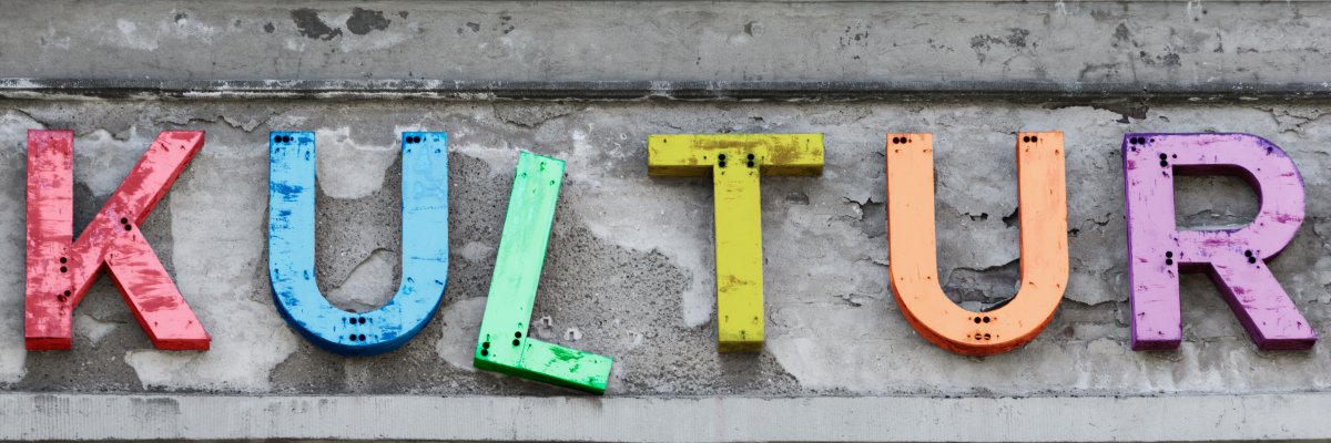 Bunte Kultur - farbige Buchstaben auf alter Fassade Bunte Kultur - farbige Buchstaben auf alter Fassade
