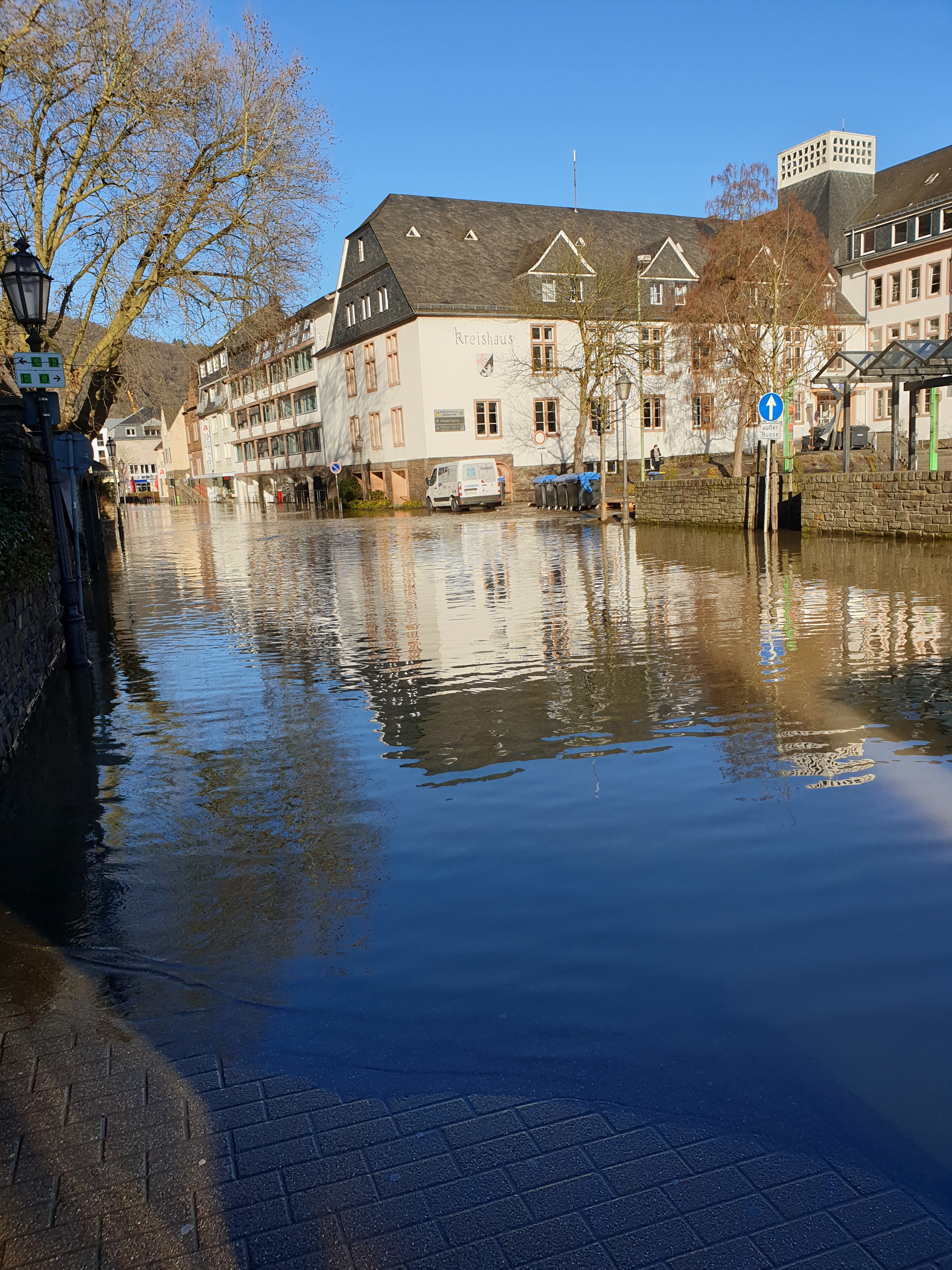 Hochwasser vor der Kreisverwaltung. Hochwasser vor der Kreisverwaltung.