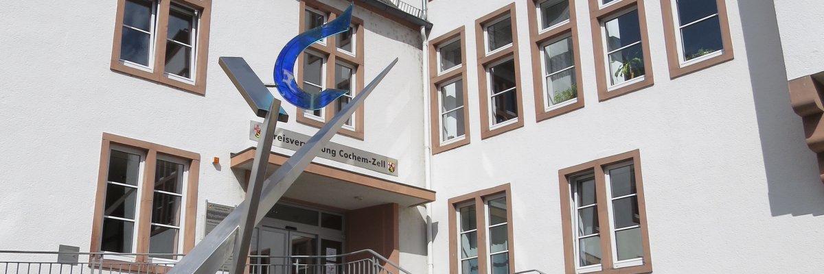 Dargestellt ist der Haupteingang der Kreisverwaltung Cochem-Zell.