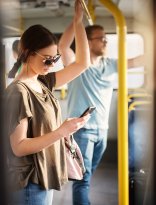 Mehrere Personen in einem Bus. Mehrere Personen in einem Bus.