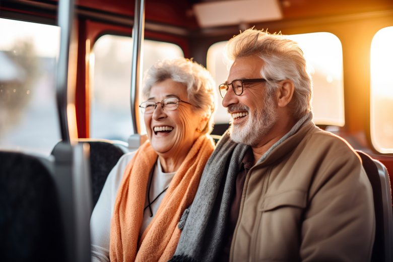 Rentner reisen mit dem Bus mit einem Lächeln.
