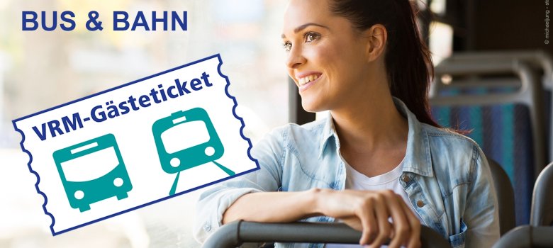 Eine junge Frau die im Bus sitzt und aus dem Fenster schaut. Auf dem Bild wird zudem das Logo des VRM-Gästetickets gezeigt. 