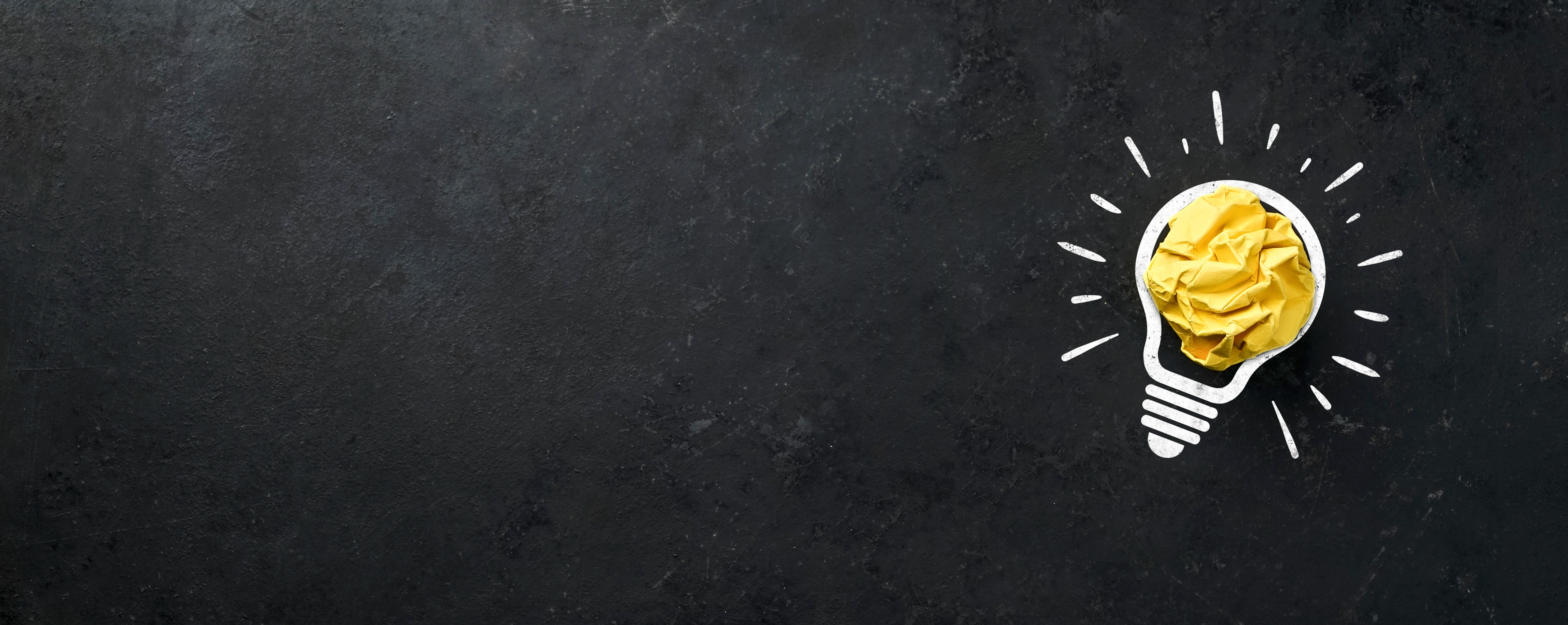 Glühbirne auf schwarzem Hintergrund