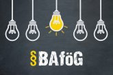 BAföG / Tafel mit Glühbirnen