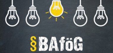 BAföG / Tafel mit Glühbirnen