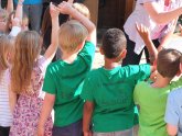 Mehrere Kinder mit dem Rücken zugekehrt. Sie melden sich mit einer Hand. Mehrere Kinder mit dem Rücken zugekehrt. Sie melden sich mit einer Hand.