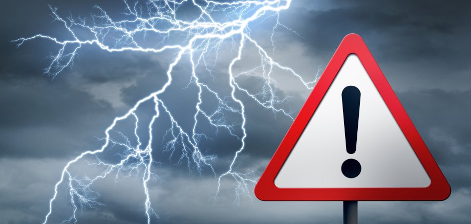 Warnschild vor Gewitter und Blitz