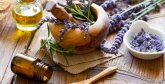 Holzmörser mit Lavendel und Globuli.