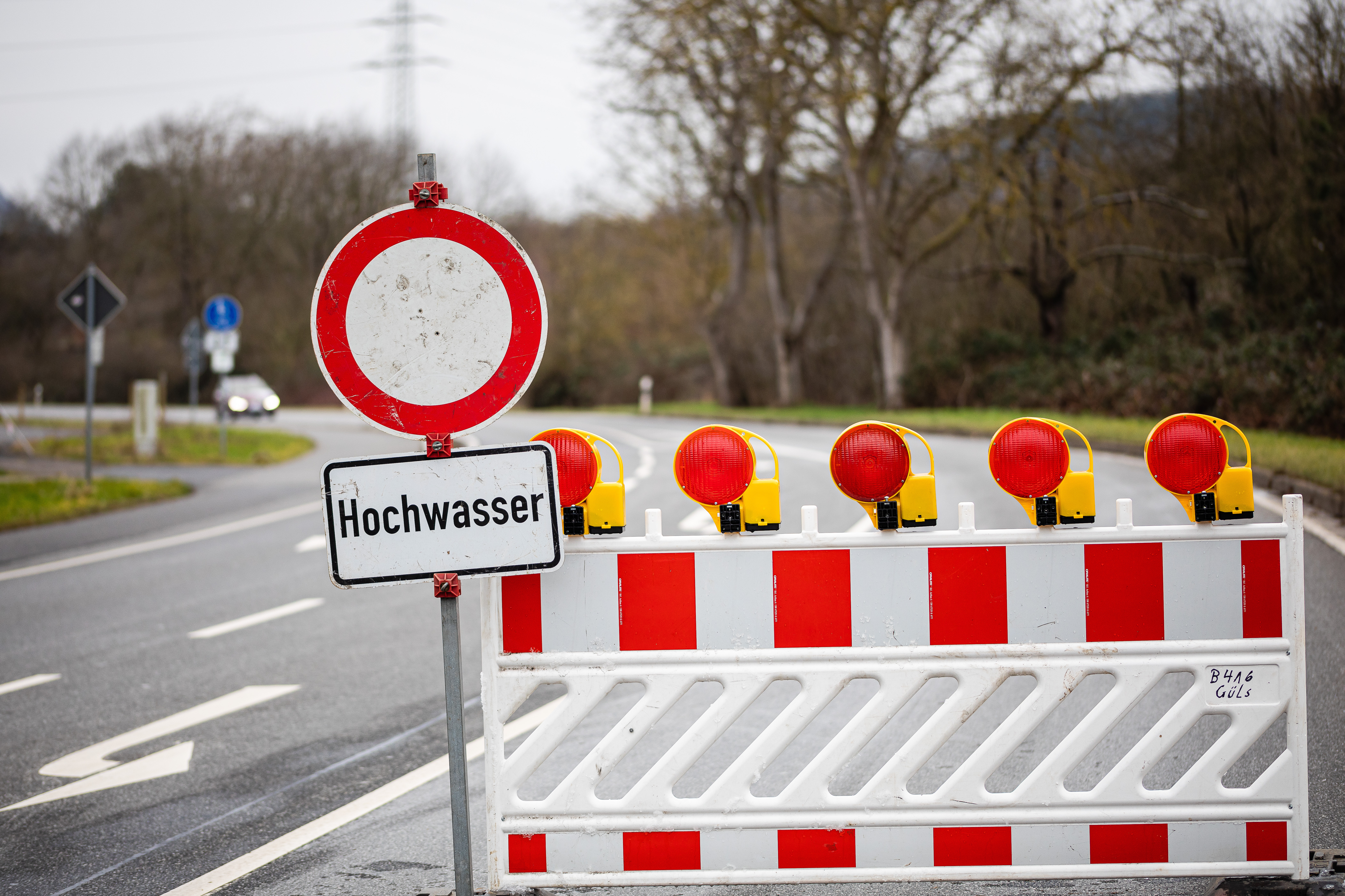 Gesperrte Straße wegen Hochwasser