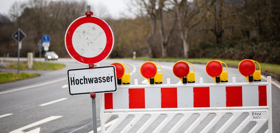 Gesperrte Straße wegen Hochwasser