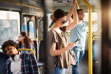 Mehrere Personen in einem Bus.