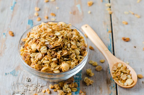 Müsli in einer Schale mit einem Löffel.