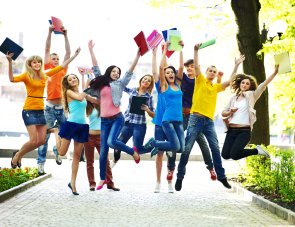 Eine Gruppe junger Leute springt in die Luft. Eine Gruppe junger Leute springt in die Luft.
