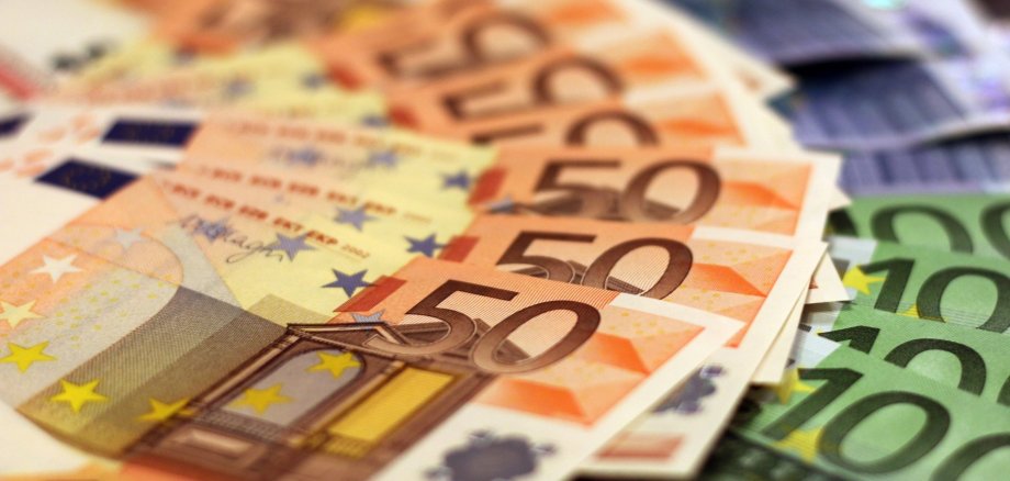 Euroscheine Auf dem Bild sieht man ausgebreitete Euroschein, ganz oben liegen 50-Euro-Scheine, darunter und im Hintergrund sind noch andere Größen erkennbar.