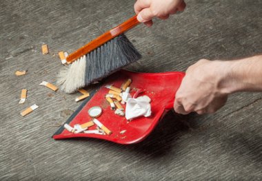Zigarettenstummel werden aufgekehrt