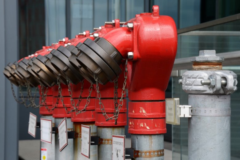 Rote Wasseranschlüsse Hydranten.