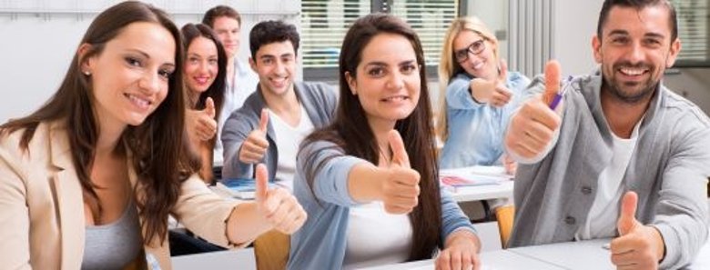 Kursgruppe mit gehobenen Daumen.