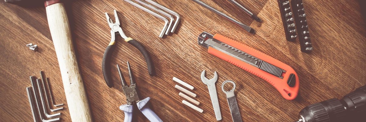 Verschiedene Werkzeuge auf einem Tisch liegend ohne Anordnung. Verschiedene Werkzeuge auf einem Tisch liegend ohne Anordnung.