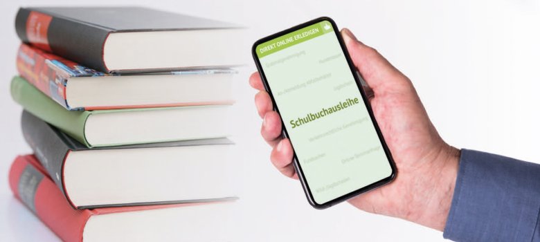 Bücherstapel, daneben hält eine Hand ein Handy. Auf dem Bildschirm steht das Wort Schulbuchausleihe. Bücherstapel, daneben hält eine Hand ein Handy. Auf dem Bildschirm steht das Wort Schulbuchausleihe.