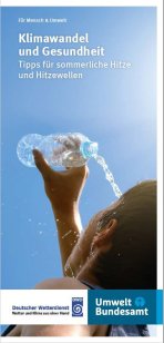 Eine Person gießt sich Wasser aus einer Flasche über den Kopf.