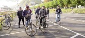 Frank V. macht mit seinen Freunden eine Radtour an der Mosel. Frank V. macht mit seinen Freunden eine Radtour an der Mosel.