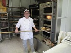 Volker L. arbeitet in einer Konditorei/Bäckerei. Volker L. arbeitet in einer Konditorei/Bäckerei.