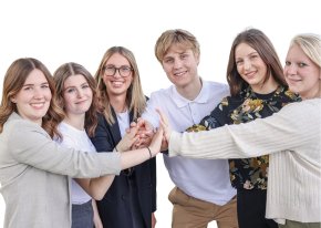 Schnupperpraktikum Titelbild: junge Leute stehen im Halbkreis Schnupperpraktikum Titelbild: junge Leute stehen im Halbkreis