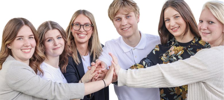 Schnupperpraktikum bei der Kreisverwaltung Cochem-Zell Schnupperpraktikum Titelbild: junge Leute stehen im Halbkreis